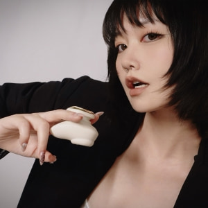 Vibrator DEYA Purtabil cu Telecomandă și Suctiune Alb Thumb 11